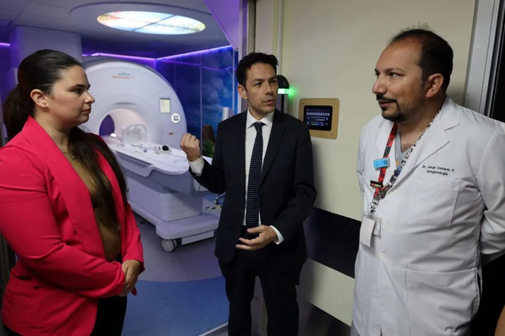 El gobernador Cristóbal Juliá pudo conocer en directo el funcionamiento de los nuevos equipamientos/ CEDIDA