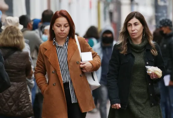 Mujeres chilenas dedican 2 horas más al trabajo no remunerado que los hombres
