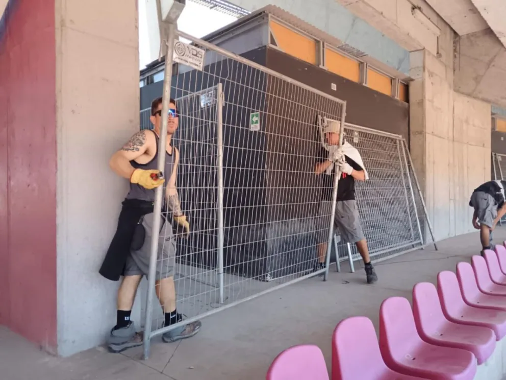 <h3>Inició el desmantelamiento del costoso plan de seguridad en La Portada por la Supercopa</h3><br /> 2 Estadio La Portada