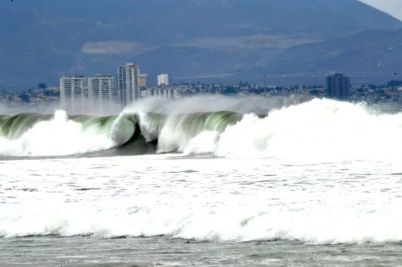 Marejadas en las costas de Chile: 13 regiones bajo alerta