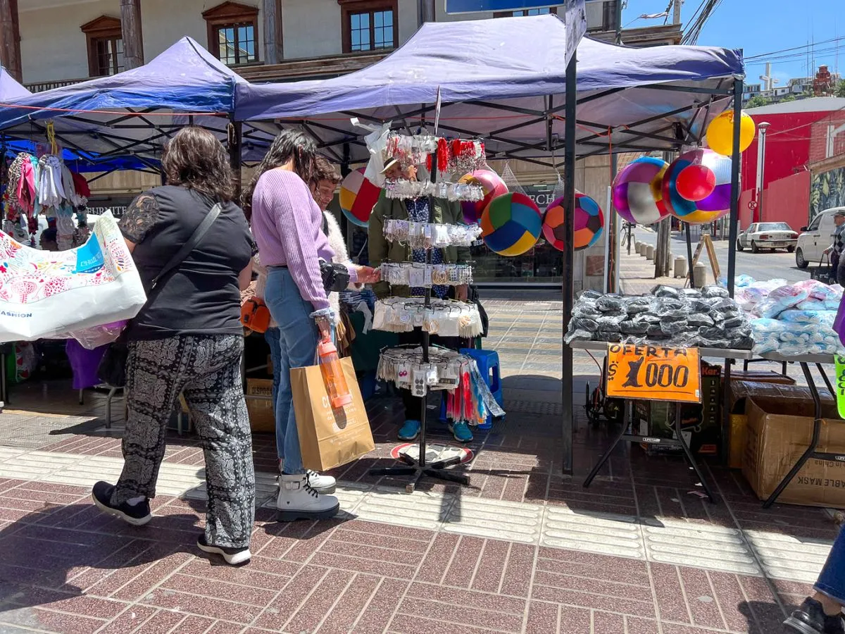 Comercio Informal De Ropa Las implicaciones económicas y sociales que hay detrás del comercio ...