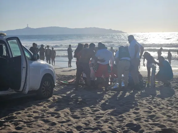 Salvavidas rescatan a mujer en playa 4 Esquinas de La Serena