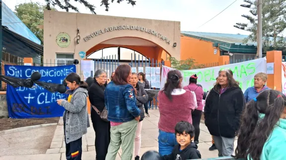 Apoderados amenazan con tomar colegio por colapso de alcantarillado en Tongoy