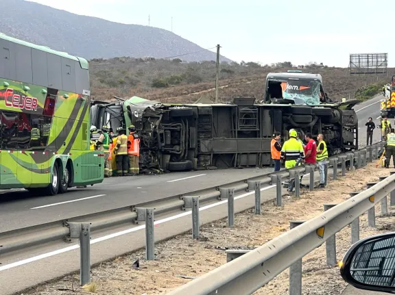 Cinco heridos de accidente en Ruta 5 Norte siguen hospitalizados