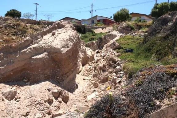 Vecinos de Villa Talinay denuncian nueva caída en socavón tras sismo