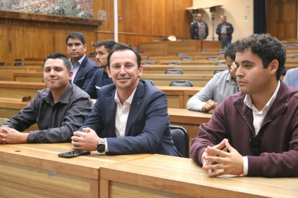 Al alcalde de Coquimbo (al centro), se le vio de muy buen ánimo durante el proceso eleccionario de la Asociación de Municipalidades Región de Coquimbo/ OSCAR ROSALES