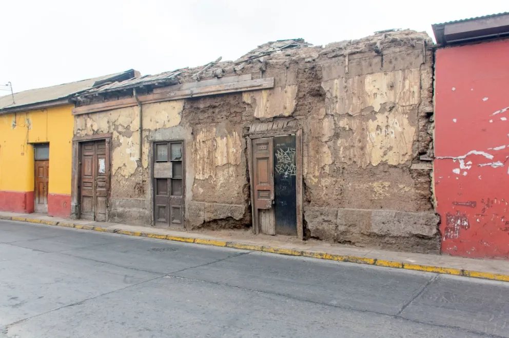El deterioro y la falta de mantenimiento de los inmuebles de la zona típica de La Serena suponen peligros para peatones y vecinos, según expertos. / CRISTIAN SILVA