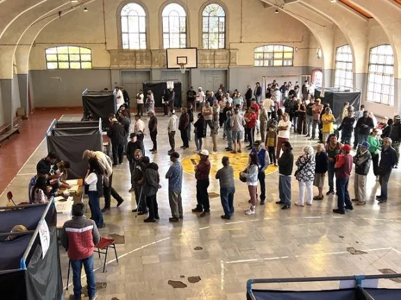 Parlamentarios critican intento del Ejecutivo de reponer voto migrante