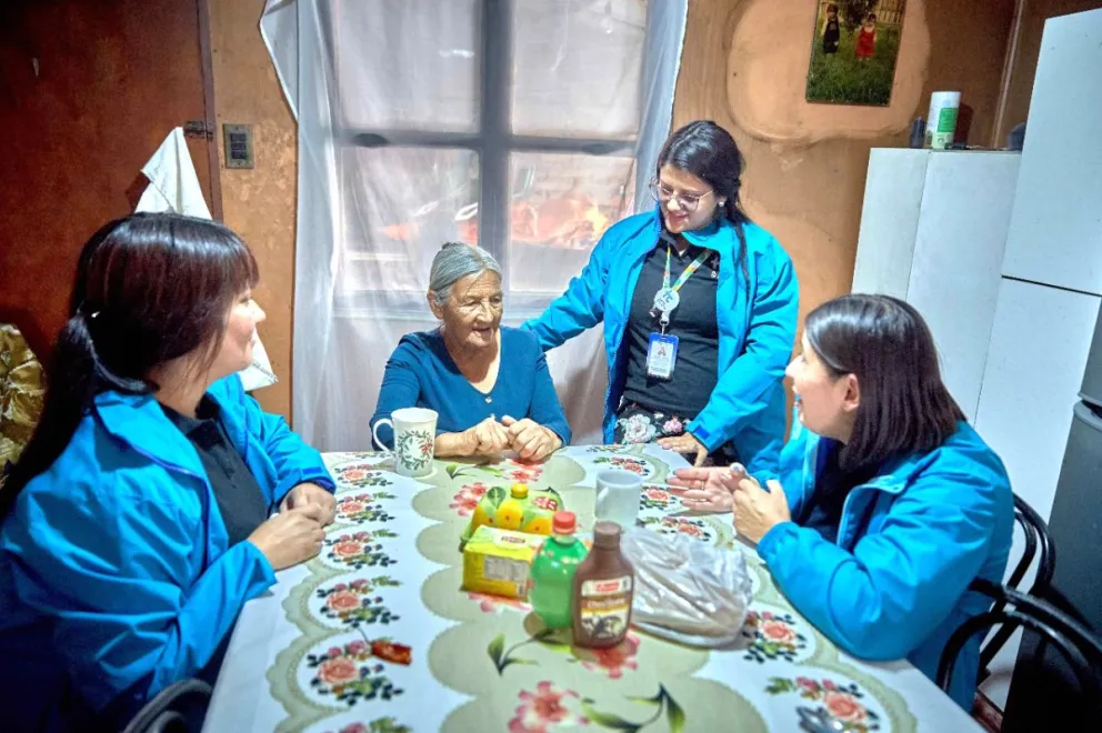 Integrantes del PADAM en una visita domiciliaria a una adulta mayor/ EL DÍA