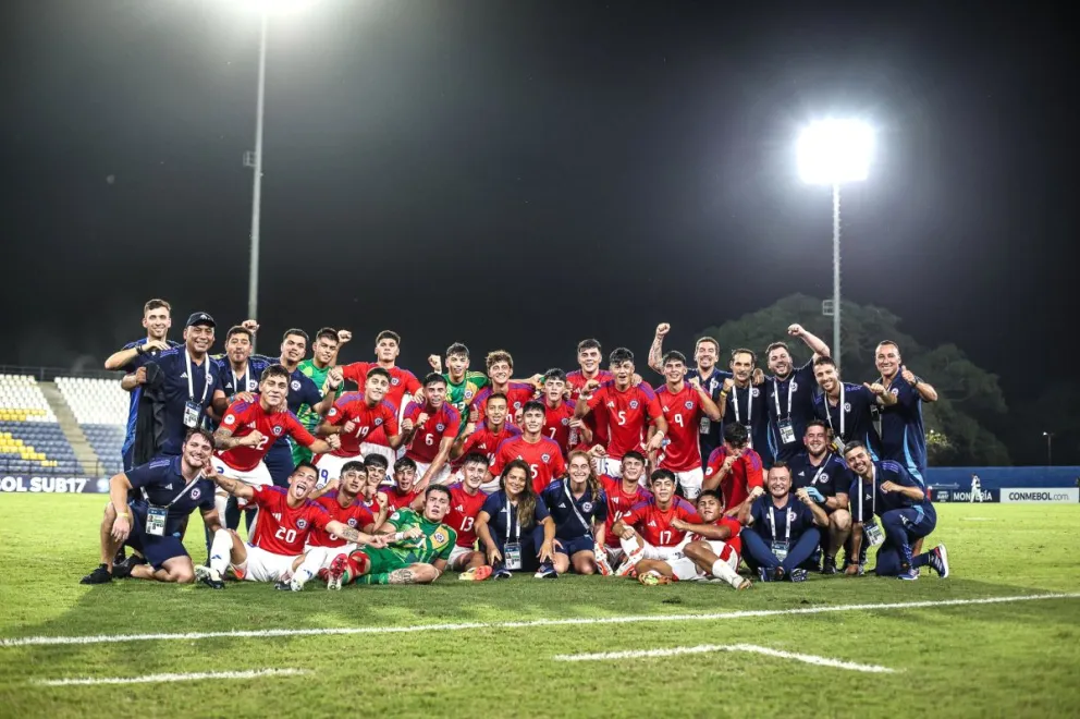 Confiar, creer y soñar, escriben los muchachos de la Roja que clasificaron al Mundial Sub 17 tras vencer a Paraguay. Ahora, en semifinales del Sudamericano se verán las caras con Brasil/ LA ROJA