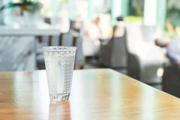 Restaurantes deberán ofrecer agua potable gratis