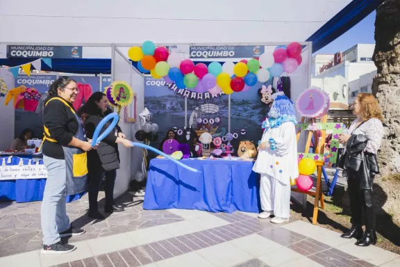 Madres de Coquimbo exhiben sus emprendimientos en feria social
