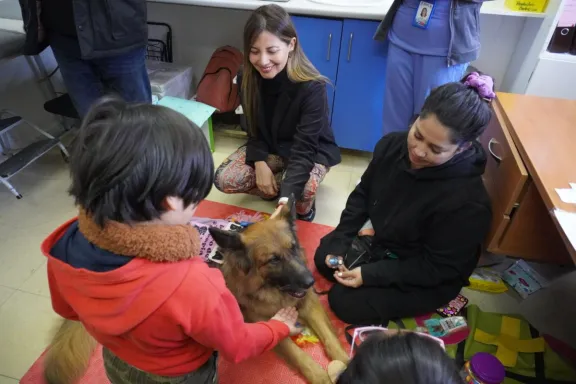 Perrita Bruna ayuda en vacunación de niños en Coquimbo