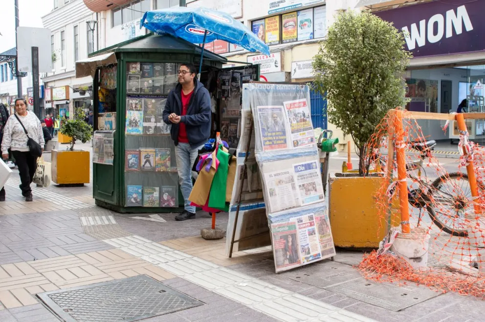 Los suplementeros que están instalados en el centro de Coquimbo renovarán sus quioscos apoyados por el municipio. Serán parte del nuevo paseo Aldunate. (FOTO: Cristian Silva) 