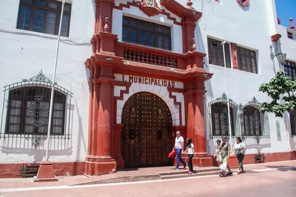 Alcaldesa responde a polémica por horas extras: sistema anterior en la mira