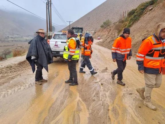 Paihuano se prepara para posibles lluvias con trabajo preventivo en quebradas y reuniones de coordinación