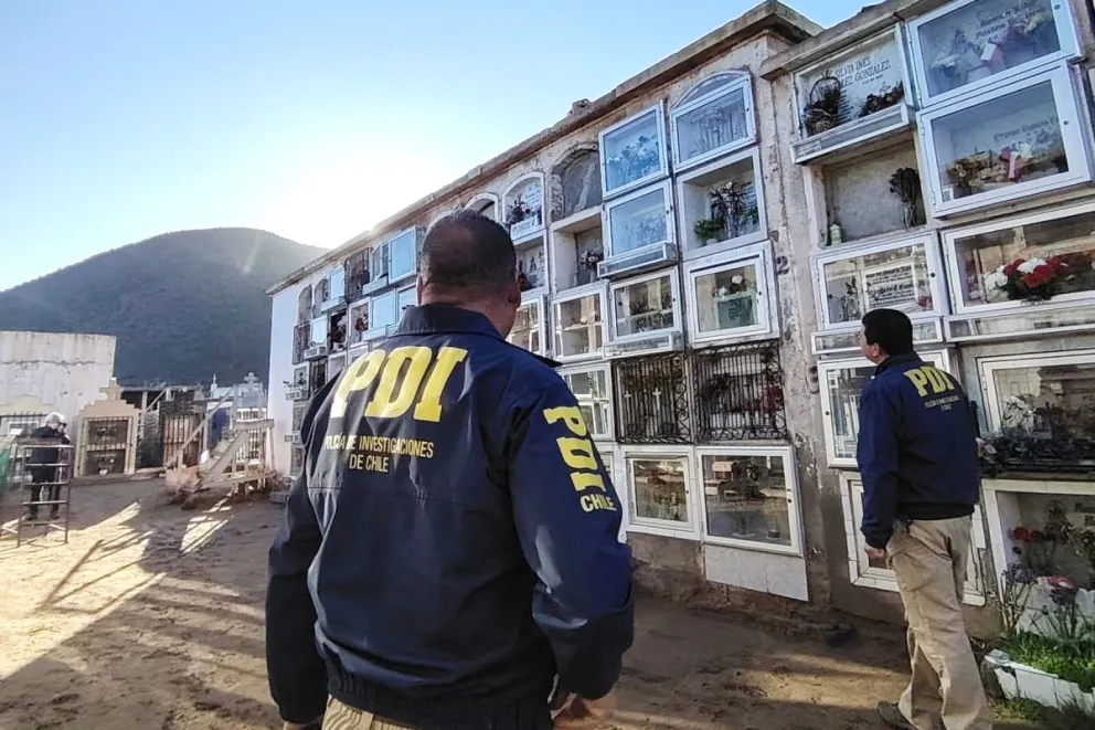 A eso de las 9 de la mañana arribó al cementerio de Las Compañías, el grupo de funcionarios del Laboratorio de Criminalística regional de la PDI para cumplir con las diligencias solicitadas por la fiscalía. / PDI