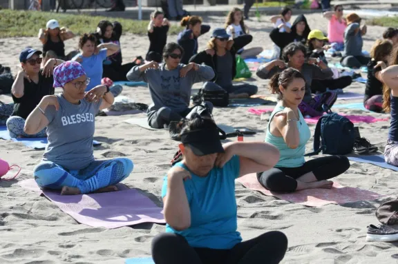 Primer Mundial de Yoga en Plaza de Armas de La Serena