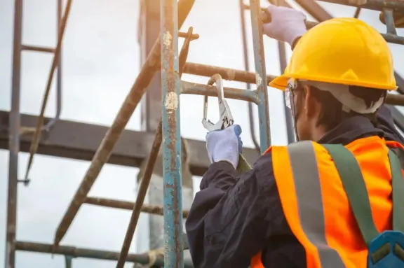 Caer desde lo alto: 30 trabajadores murieron en 2024 por caídas evitables en altura