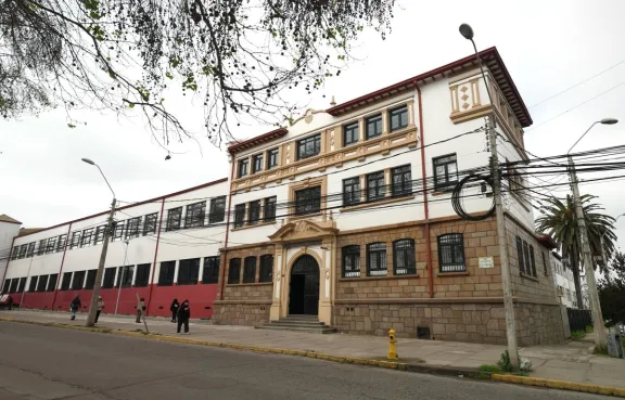 Restauración fachadas colegios y clínica dental en La Serena