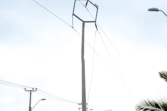 Fragilidad del sistema eléctrico expuesta por fallas en líneas de transmisión