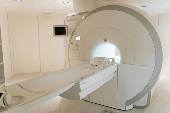 Portaba cadena metálica: Hombre muere en EEUU tras ser arrastrado por máquina de resonancia magnética