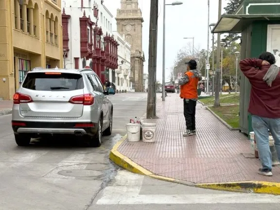 Tipificar delito de cuidadores ilegales de autos: un reto complejo
