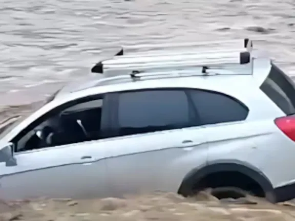 Carabineros rescata a familia y conductor en Región de Coquimbo