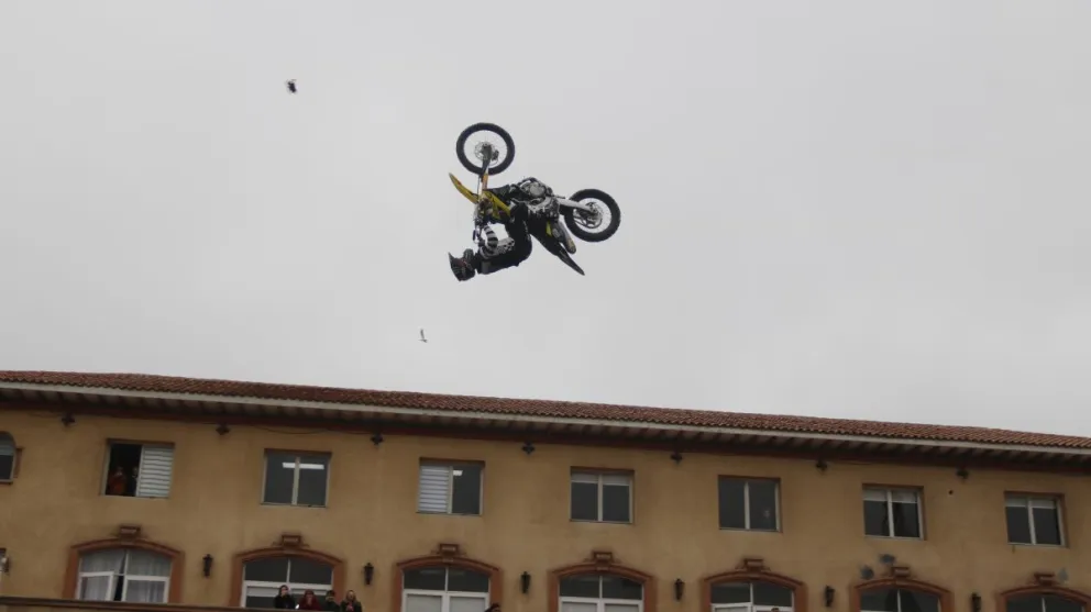 Para el lanzamiento de esta fecha del campeonato, incluyeronuna serie de saltos y acrobacias realizadas por Marco “Chino” González y Giordano Arias. / LUIS GONZÁLEZ