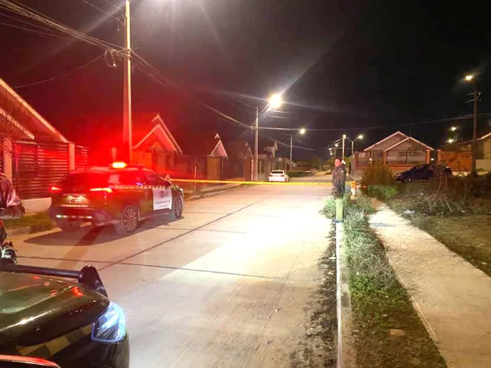 Personal de la Sección Criminalística de Carabineros realizó peritajes en el pasaje de la cuarta etapa de la villa Puertas del Sol, donde la madrugada del jueves se registró un violento ataque con disparos que afectó a varias viviendas./ CEDIDA