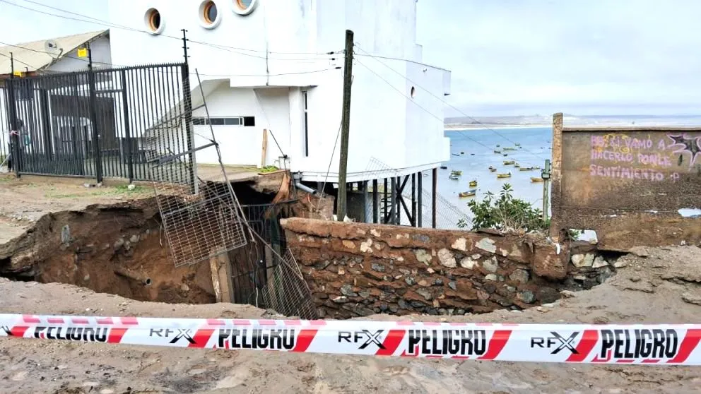 Las últimas lluvias dejaron una gran socavón frente a una vivienda de veraneo en Tongoy. / ÓSCAR ROSALES.