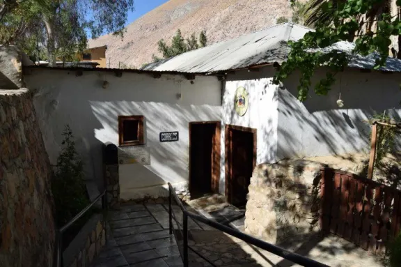 Alcalde denuncia falta de avances en restauración de Casa Escuela G. Mistral