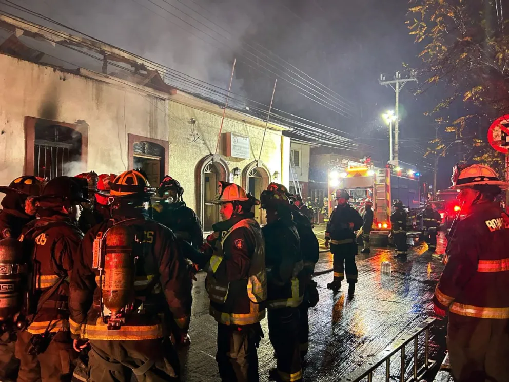 El siniestro, que al parecer se originó producto de un cortocircuito y se inició pasada las 00:30 horas, convocó a unidades de Bomberos, Carabineros y personal municipal./ CEDIDA