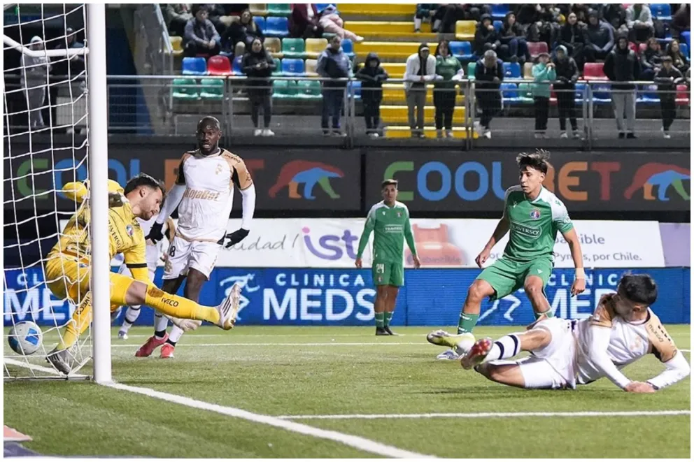 El “Pichu” Cabrera nunca dejó de mirar la acción de Zavala por el costado derecho y fue al encuentro de un preciso centro que conectó de manera forzada para anotar y vencer a Ahumada. / COQUIMBO UNIDO 