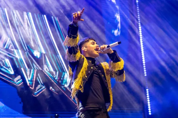 Cris MJ y FloyyMenor cierran La Verbena 2025 con género urbano