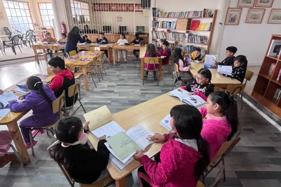 Libro interactivo lleva a escolares al cosmos ancestral