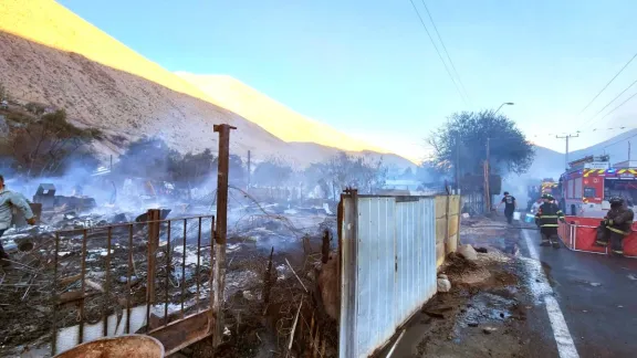 Incendio destruye 15 casas y 6 autos, mascotas fallecen