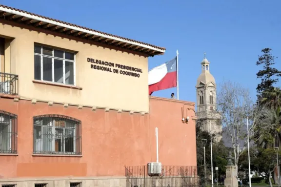Funcionarios públicos se oponen a congelar personal de planta y sueldos