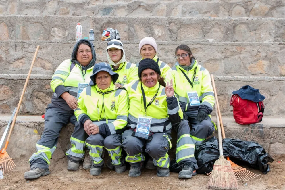Las trabajadoras del aseo han recogido 77 toneladas de basura en lo que va de la fiesta de La Pampilla./ CRISTIAN SILVA.