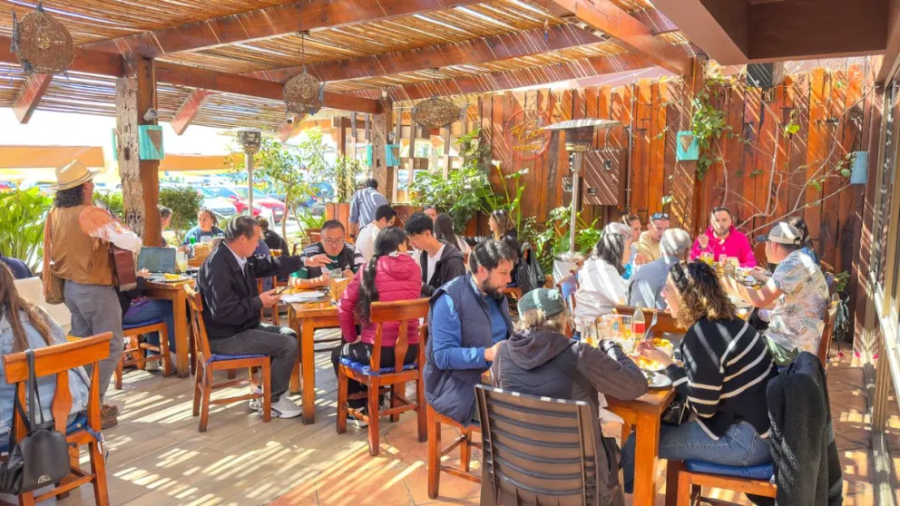 En un recorrido por la Avenida del Mar, fue posible apreciar una gran cantidad de personas transitando por el icónico sector de La Serena./ Cristian Silva