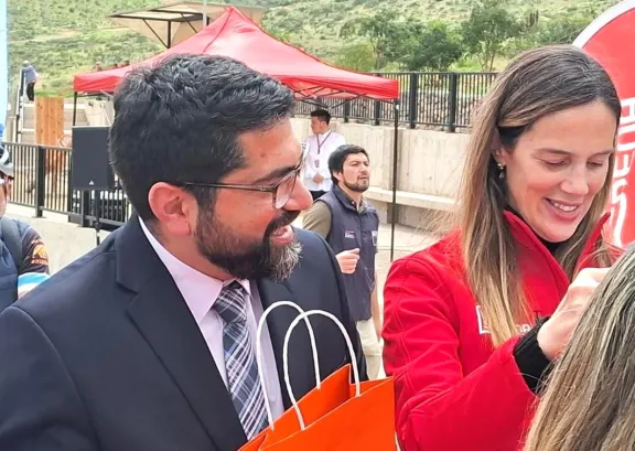 Alcaldesa y delegado suavizan tensiones tras incidente en banderazo de la U