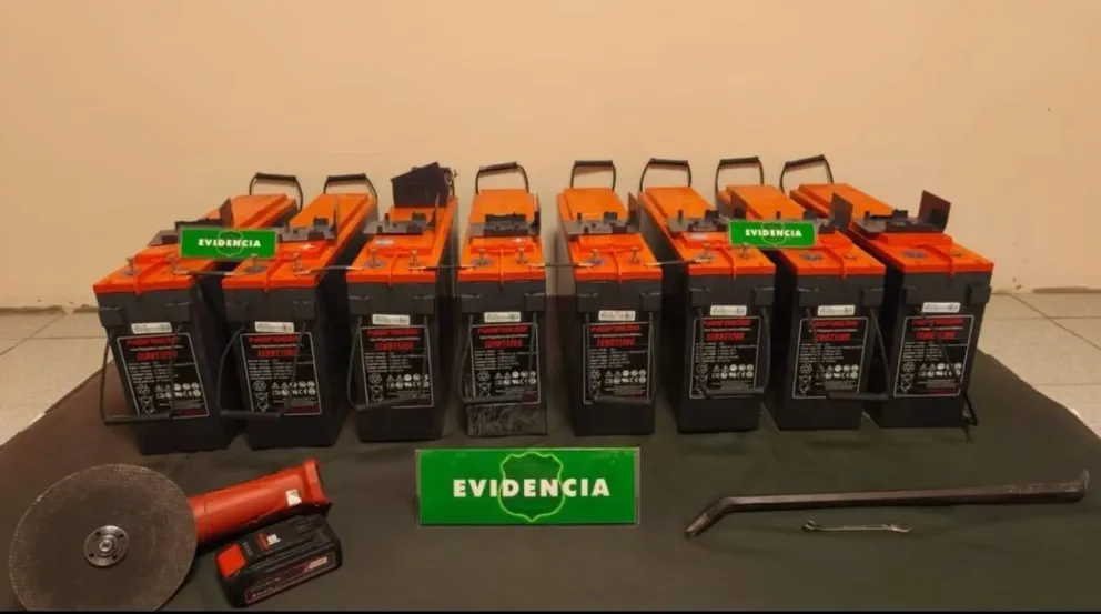 Carabineros del Reten La Higuera detienen a tres sujetos por robo de baterías de telecomunicaciones