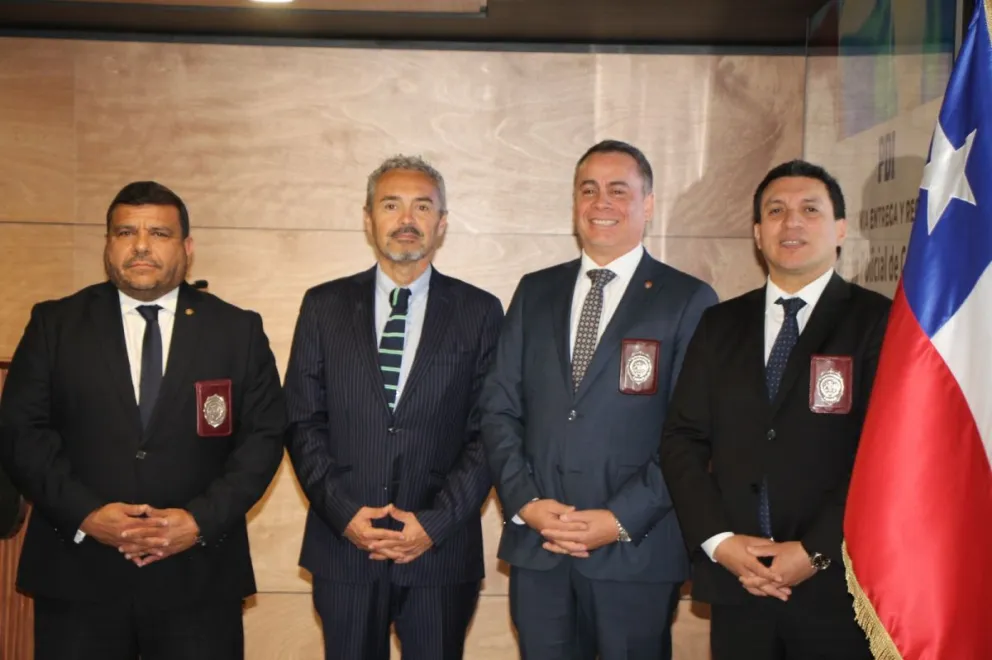 FOTO: El prefecto inspector, Javier González Rojas - primero desde la derecha de la imagen - asumió
ayer como nuevo jefe de la PDI en la Región de Coquimbo.