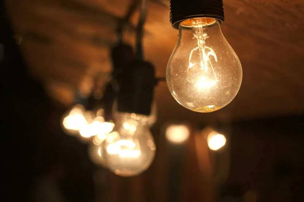 El suministro de electricidad para el funcionamiento de electrodomésticos y el alumbrado de las viviendas es fundamental para el desarrollo diario de una familia. PEXELS