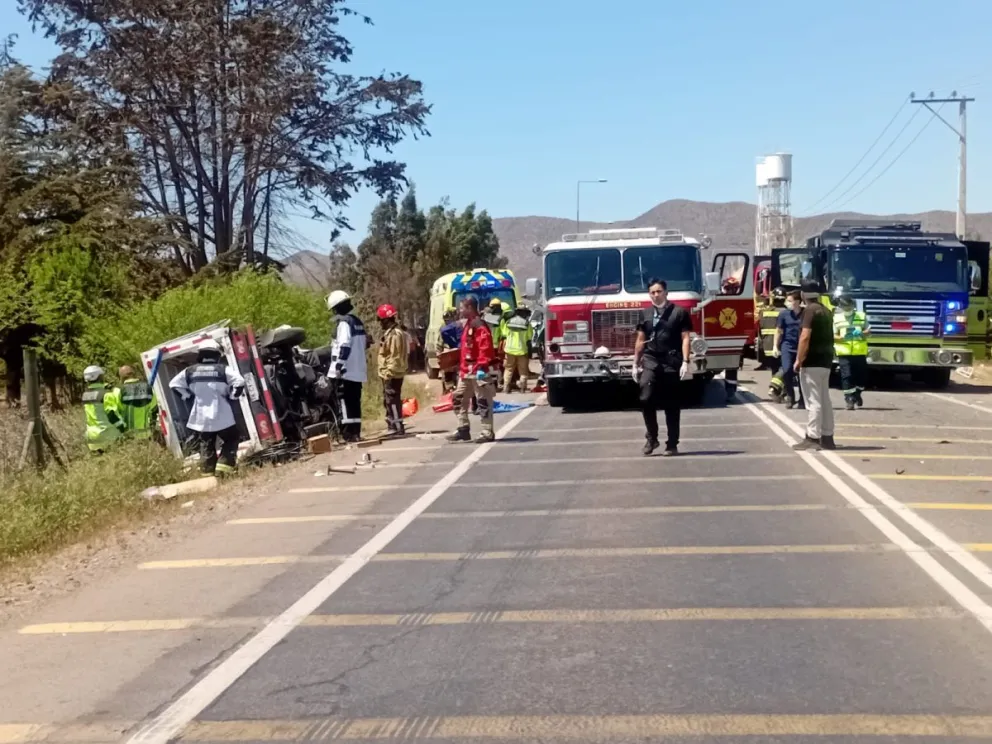 Ovalle: Dos fallecidos tras violenta colisión entre bus y camioneta