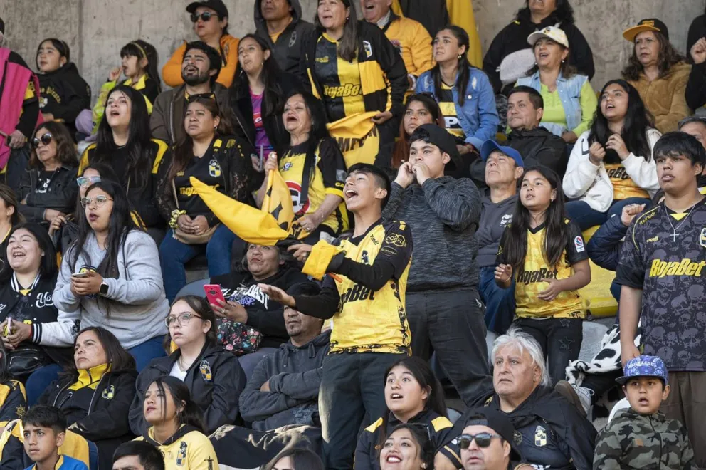 Familias e hinchas alentaron a Coquimbo Unido y vieron emocionante partido en pantalla gigante