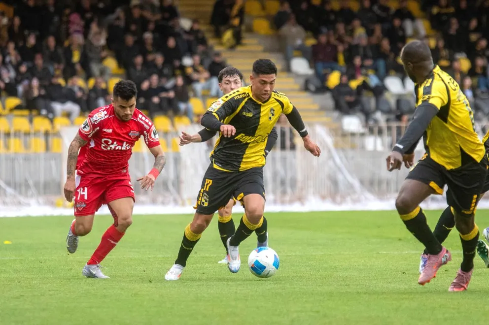 La hinchada de Coquimbo Unido se alista a vivir una fiesta que promete teñir de amarillo y negro toda la ciudad-puerto esta tarde, en el encuentro ante Unión La Calera. Créditos: Cristian Silva