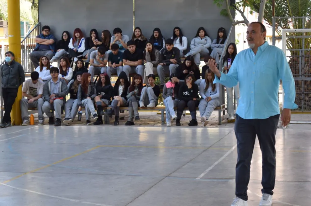 “El Flaco” comparte su historia de superación a las drogas con estudiantes de Vicuña