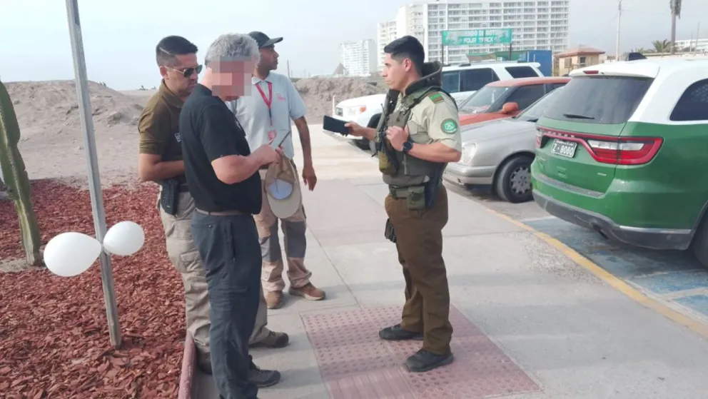 Detienen a hombre extranjero que fotografiaba a menores en la Avenida del Mar