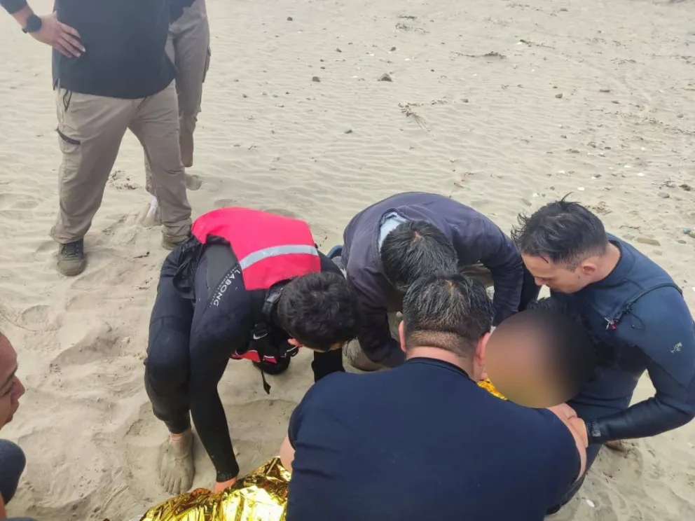 Rescatan a dos menores de edad en riesgo de inmersión en playa de Los Vilos
